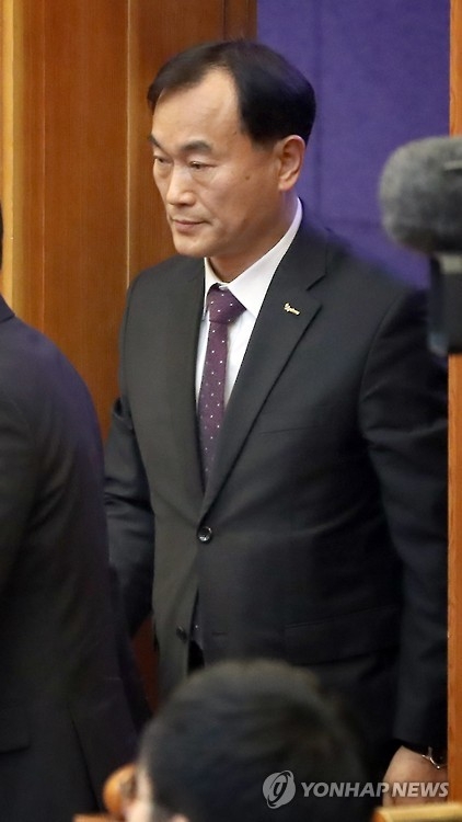 증인 출석 정동춘 전 이사장 (서울=연합뉴스) 이상학 기자 = 정동춘 전 K스포츠재단 이사장이 16일 오후 서울 종로구 재동 헌법재판소에서 열린 박근혜 대통령 탄핵심판 14차 변론에 증인으로 출석, 자리로 향하고 있다. 2017.2.16leesh@yna.co.kr(끝)