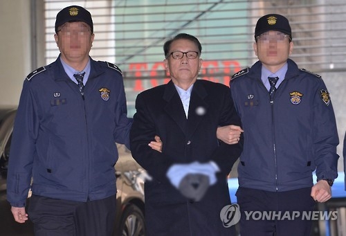 '문화예술계 블랙리스트' 작성 및 주도 혐의로 구속된 김기춘 전 청와대 비서실장이 지난달 30일 오후 서울 강남구 대치동 특검 사무실로 향하고 있다.