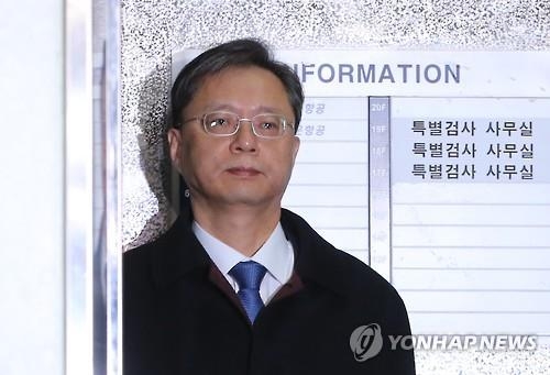 특검 첫 소환 우병우, 밤샘조사 후 귀가…직권남용 집중추궁 - 1