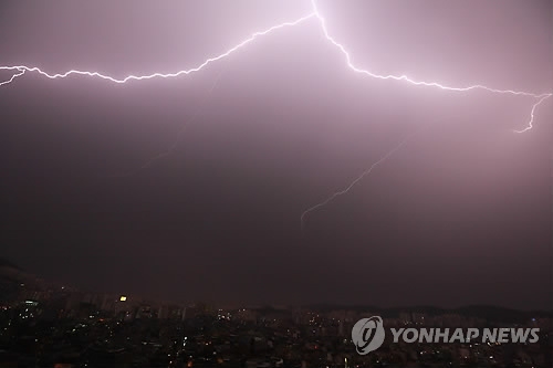 청주 밤새 낙뢰·천둥…교통신호등 무더기 오작동 - 1