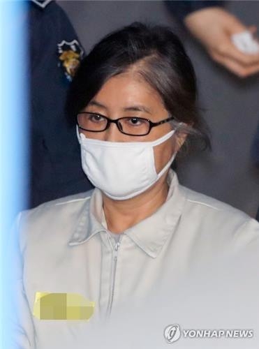 법정 향하는 '비선실세' 최순실(서울=연합뉴스) 임헌정 기자 = 국정농단 사태의 주범인 '비선실세' 최순실 씨가 20일 오전 서울 서초구 서울중앙지법에서 열린 속행공판에 출석하기 위해 호송차에서 내려 법정으로 향하고 있다. 이날 재판에서는 최씨의 최측근이었다가 사이가 틀어진 뒤 각종 의혹을 폭로한 고영태 전 더블루K 이사와 지인들의 대화가 담긴 이른바 '고영태 녹음파일'이 일부 공개된다. 2017.2.20kane@yna.co.kr
