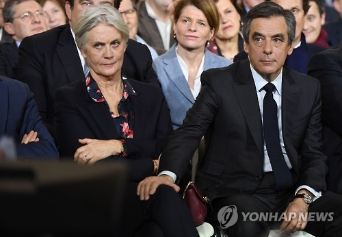 공화당 후보인 프랑수아 피용 전 총리(오른쪽)와 부인 페넬로페.