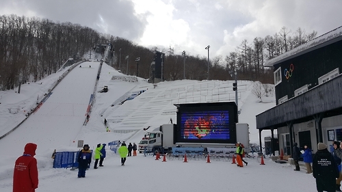 이희범 평창조직위원장이 주목한 이동식 스크린(사진 중앙)과 관객 쉼터로 활용한 운영본부(오른쪽). (삿포로=연합뉴스)