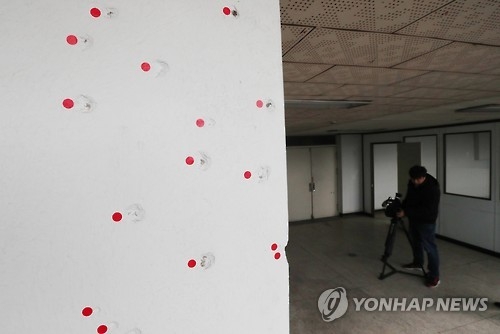 국과수가 헬기사격에 의해 만들어졌을 것으로 추정한 전일빌딩 총탄흔적들.