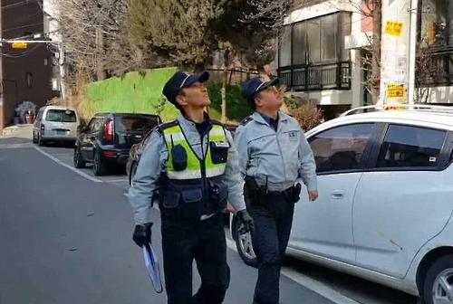 순찰하는 경찰관