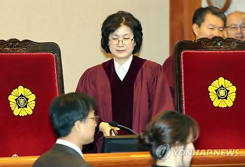 심판정 들어서는 이정미 헌법재판소장 권한대행(서울=연합뉴스) 박동주 기자 = 22일 오전 서울 종로구 재동 헌법재판소에서 열린 탄핵심판 16차 변론에서 이정미 헌법재판소장 권한대행과 재판관들이 심판정으로 들어서고 있다. 2017.2.22photo@yna.co.kr(끝)