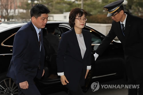 출근하는 이정미 권한대행