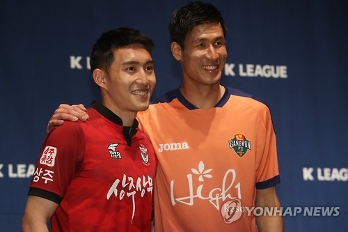 미소 짓는 신진호-정조국(서울=연합뉴스) 강민지 기자 = 신진호 정조국 선수가 23일 오후 서울 강남구 파티오나인에서 열린 '2017 K리그 클래식 미디어데이'에 참석하고 있다. 2017.2.23mjkang@yna.co.kr(끝)
