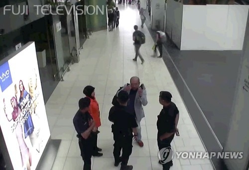 눈을 비비는 시늉을 하며 상황을 설명하는 김정남[쿠알라룸푸르 AP/후지TV=연합뉴스