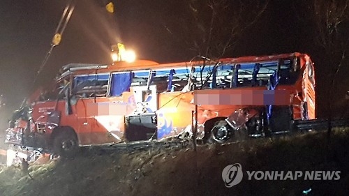 OT버스 추락원인 '미궁'…뒷버스 블랙박스에도 영상 없어 - 1