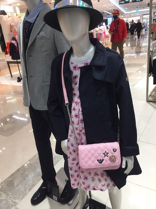 서울 시내 한 백화점의 수 십만원대 아동복 크로스백