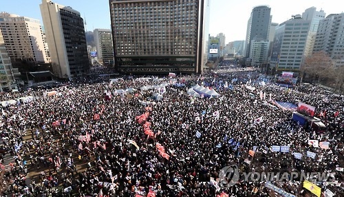 탄핵반대 집회(서울 사진공동취재단=연합뉴스) 박근혜 대통령 취임 4주년인 25일 오후 서울 중구 대한문 앞과 서울광장 일대에서 대통령 탄핵기각을 위한 국민총궐기 운동본부(탄기국) 회원을 비롯한 보수단체 회원들이 탄핵기각을 촉구하는 집회를 하고 있다. 2017.2.25 photo@yna.co.kr(끝)