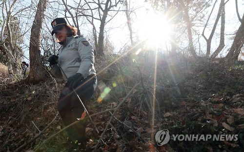 두살배기 시신 수색하는 경찰