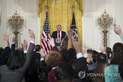 백악관 기자회견에서 질문받는 트럼프 미 대통령