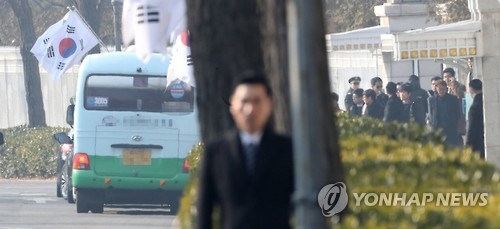 청와대 앞에서 발길 돌리는 특검