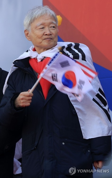 서석구 변호사, 태극기 집회 참석(서울=연합뉴스) 윤동진 기자 = 서석구 변호사 11일 오후 서울 덕수궁 대한문 앞에서 열린 탄핵무효 태극기 애국집회에 참석해 있다. 2017.2.11mon@yna.co.kr(끝)