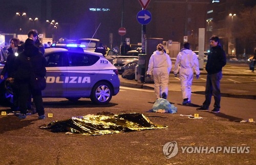 이탈리아 밀라노에서 사살된 베를린 트럭 테러범 암리의 시신이 천에 덮여있다.