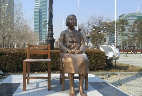 정부가 최근 부산시와 동구청에 소녀상 이전을 요구하는 비공개 공문을 보내 논란이 일고 있는 가운데 경기도 안양 평촌중앙공원에 '안양 평화의 소녀상'이 세워졌다.(연합뉴스)