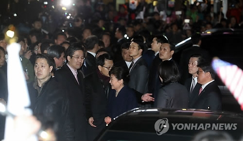 웃으며 사저 도착한 박 전 대통령…"사랑합니다" 지지자 연호 - 3