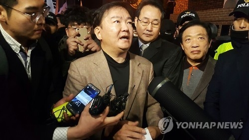 '이러지도 저러지도'…한국당, 박 前대통령 불복선언에 곤혹 - 2