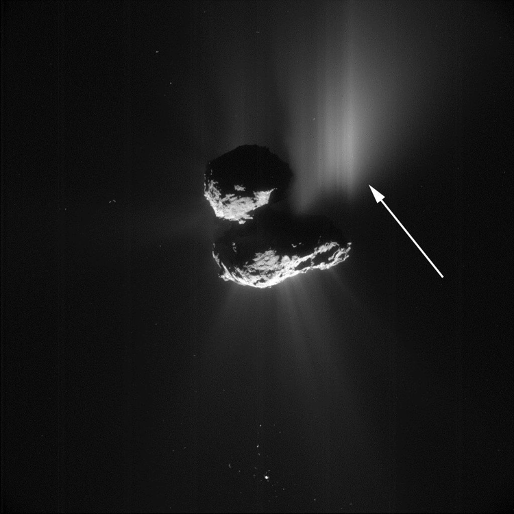 2015년 7월 10일에 찍은 혜성 67P/추류모프-게라시멘코. 혜성 표면이 침식하며 물질이 뿜어져 나오는 부분을 화살표로 표시했다. [ESA/Rosetta/NavCam 제공]