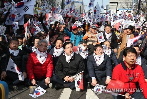 2월 27일 박근혜 전 대통령 탄핵반대 집회에 참석 중인 자유한국당 백승주 의원(오른쪽에서 두번째)