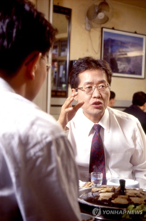 동료 검사와 회식하는 홍준표