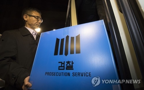 우병우 전 대통령 민정수석비서관의 비위 의혹을 수사 중인 검찰이 지난달 24일 정부서울청사 창성동 압수수색을 마친 후 압수품을 가지고 차에 오르고 있다.