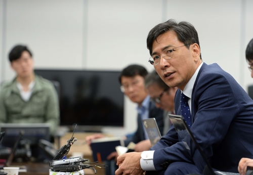 충남도청 기자실 찾은 안희정 도지사