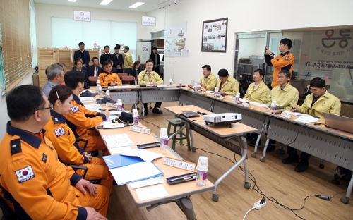 김성제 의왕시장(가운데 오른쪽)이 5일 관할 소방관들과 함께 부곡도깨비시장에 설치할 스마트 화재 대응시스템 시범운영 상황을 점검하고 있다.(의왕시 제공=연합뉴스)
