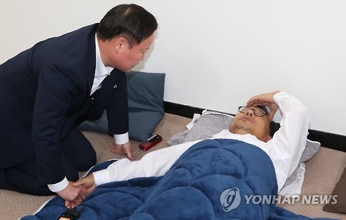 두통 호소하는 이정현