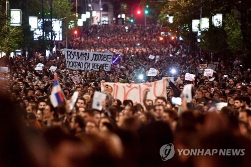부치치 대통령 당선인에 반대하는 대규모 시위