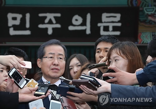 취재진과 인터뷰하는 홍준표