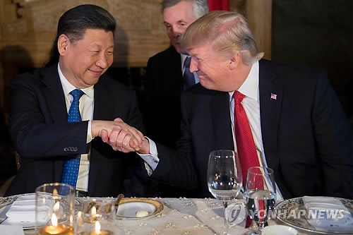 (팜비치 AFP=연합뉴스) 도널드 트럼프 미국 대통령(오른쪽)과 시진핑 중국 국가주석이 6일(현지시간) 미 플로리다주 팜비치의 마라라고 리조트에서 만찬을 하며 손을 맞잡고 있다.