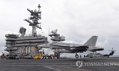 임무를 수행하고 칼빈슨호에 착함하는 F/A-18 전투기
