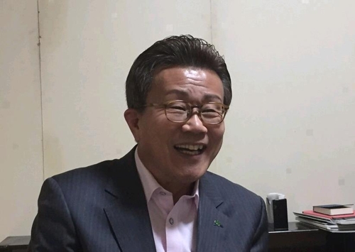 (서울=연합뉴스) 김기훈 기자 = 가정사역 단체인 하이패밀리 대표 송길원 목사가 10일 서울 종로구 청진동에서 기자간담회를 열고 '종교개혁 500주년 기념교회'에 대해 설명하고 있다. 2017.4.10.kihun@yna.co.kr