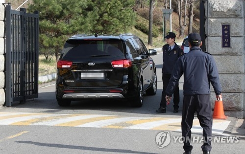박근혜 4차 '옥중조사' 위해 구치소 향하는 검찰 차량