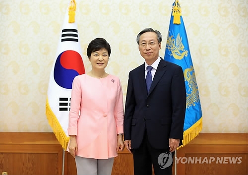 (자료사진) 2013년 당시 박근혜 대통령과 외교관 출신 박준우 정무수석
