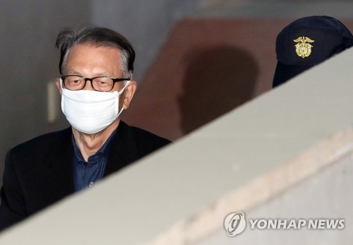 법정 향하는 김기춘(서울=연합뉴스) 이지은 기자 =문화·예술계 지원 배제 명단인 블랙리스트 관련 혐의로 재판에 넘겨진 김기춘 전 대통령 비서실장이 12일 오전 서울 서초구 서울중앙지법에서 열린 공판에 출석하기 위해 호송차에서 내려 법정으로 향하고 있다. 2017.4.12jieunlee@yna.co.kr(끝)