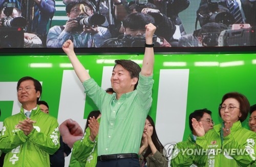 '엄지척' 하고 '폴더인사' 하고…대선후보 유세대결 스타트 - 2