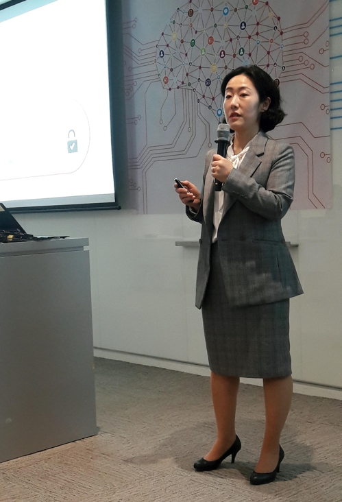 유현경 한국마이크로소프트 오피스 마케팅 총괄 이사가 17일 서울 종로구 중학동 사무실에서 새로운 버전의 오피스365에 관해 설명하고 있다.