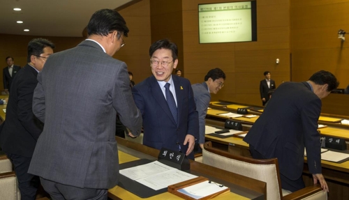 시의회 출석한 이재명 성남시장