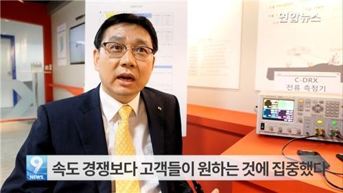 인터뷰 중인 김영식 단장(네트워크연구기술지원단)