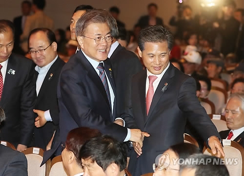 文, 강원·충청 '보수표심' 호소…장애인 정책도 드라이브 - 1