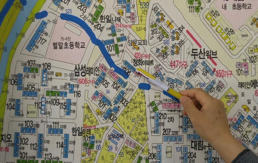 파란색 시계(市界) 아래쪽은 안양시 평촌동이고 위는 의왕시 포일동으로 삼성래미안과 대우푸르지오 아파트 단지가 둘로 나뉘어 있다.