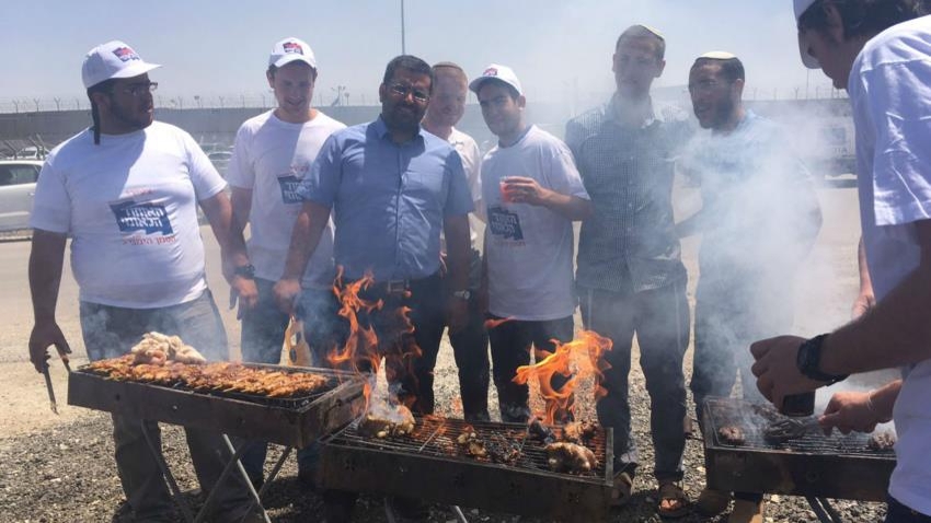 단식투쟁 교도소 앞에서 고기를 굽는 이스라엘 극우단체