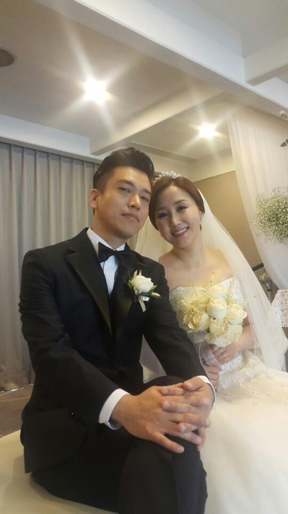 25일 결혼한 소찬휘(오른쪽)와 로이 부부
