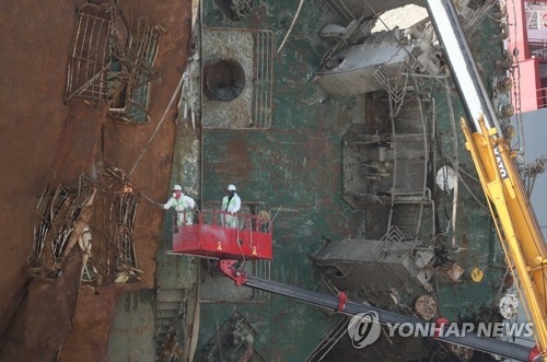 붕괴된 세월호 5층 선미 부분.