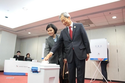 안호영 주미 대사 내외도 투표