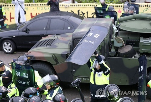 대치하는 경찰과 주민